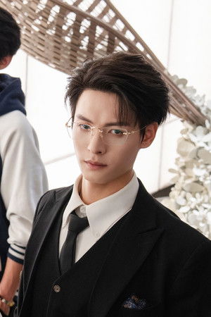 早逝白月光穿十一年后，成全家福星