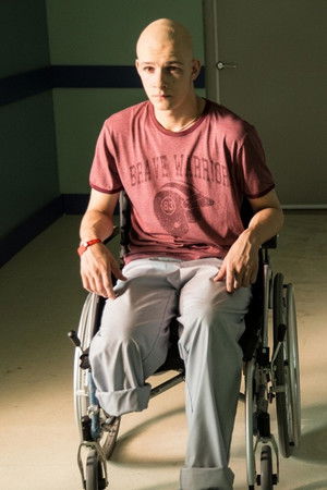 Красные браслеты