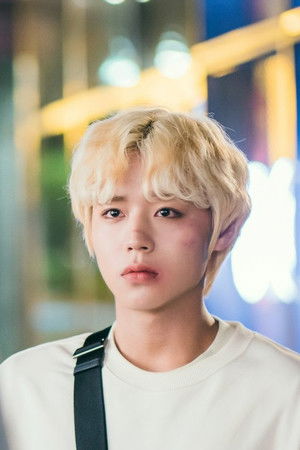 Uzakta, Bahar Yeşildir