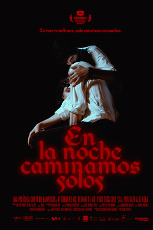 En la noche caminamos solos