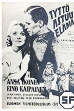 Tyttö astuu elämään Tyttö astuu elämään