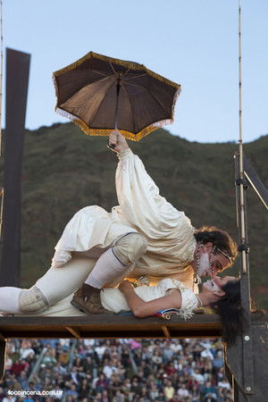 GRUPO GALPÂO: Romeu & Julieta na Praça do Papa GRUPO GALPÂO: Romeu & Julieta na Praça do Papa