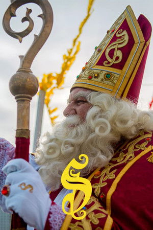 Hij komt, hij komt, ... intrede van de Sint Hij komt, hij komt, ... intrede van de Sint