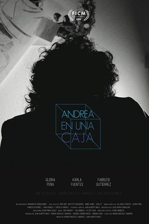 Andrea en una caja