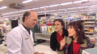 À la pharmacie 1 - Au salon funéraire - En train