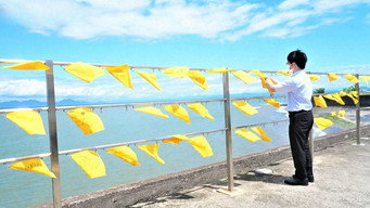 Fluttering Yellow Handkerchiefs at a Seaside Station