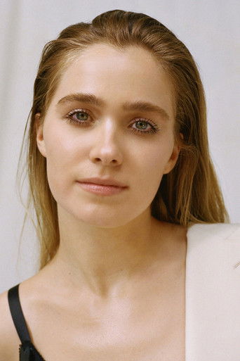 Haley Lu Richardson — photo 18