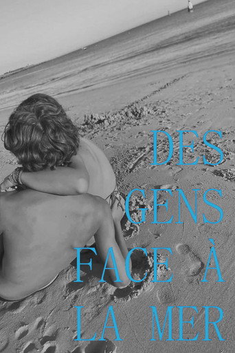 Des gens face à la mer