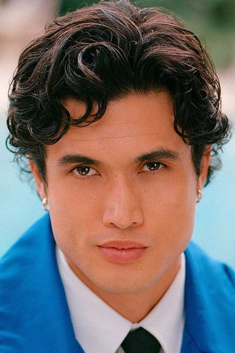 Charles Melton fotoğrafı 4