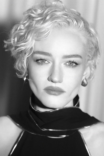 Julia Garner photo 2