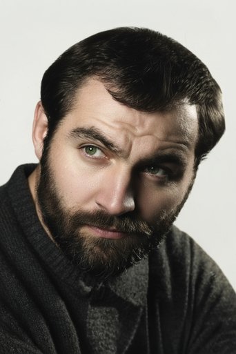 Tuncer Necmioğlu hace el papel de  Tuncer Necmioğlu