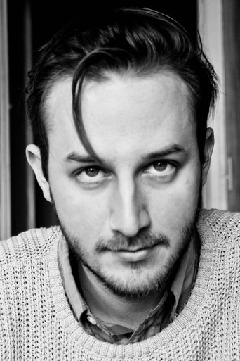 Shane Jensen hace el papel de Bistro Manager Shane Jensen
