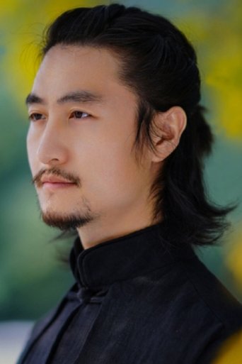 周健 hace el papel de Hong Sanda / Police Officer (voice) 周健