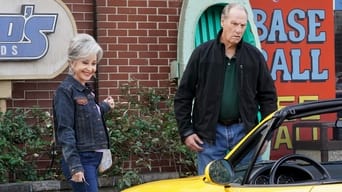 Cena de Uma mala cheia de dinheiro e um carro de palhaço amarelo