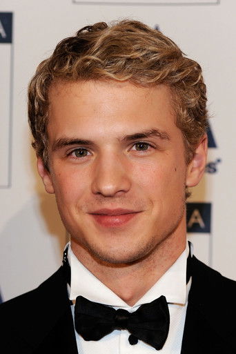 Freddie Stroma — photo 3