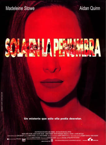 Poster of Sola en la penumbra