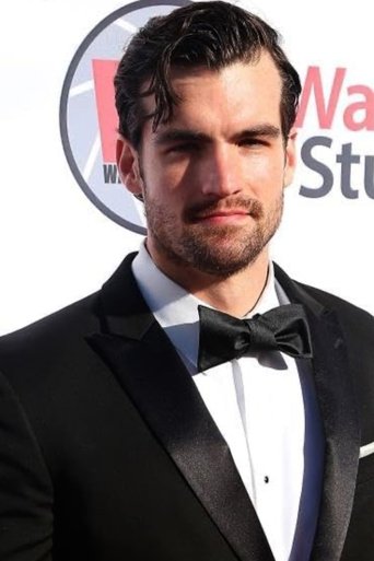 Caleb Alexander Smith hace el papel de Agent Shawn Caleb Alexander Smith