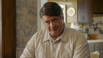 Cena de Sorvete congelado de baixa qualidade e macaco de um moedor de órgãos