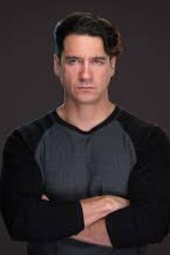 Fernando Campos hace el papel de Gun Man Fernando Campos