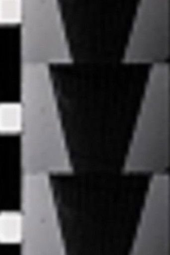 Chutes de trois gouttes de mezcal dans une coupe de champagne poster 2