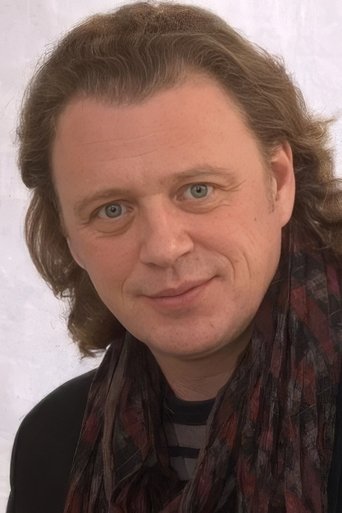 Oleg Leushin headshot