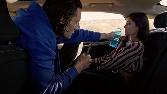 A Garota no Banco de Trás