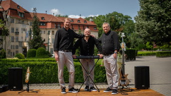 Three elegant men (2026)