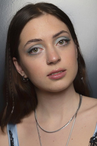 Lizzy McAlpineの人物画像 2