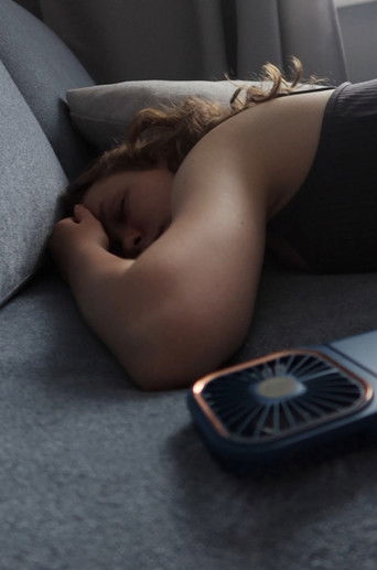 it rains, she sleeps — Film en streaming