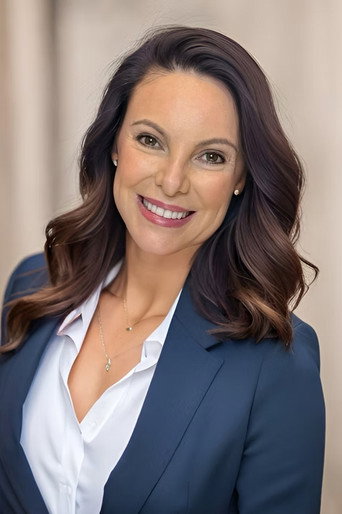 Laura Hunter headshot