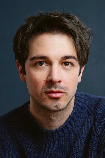 Steven Lee-Potvin hace el papel de Marc Steven Lee-Potvin