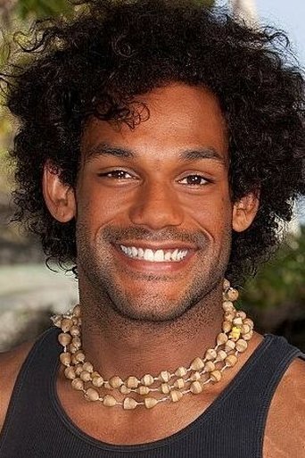 Bill Posley hace el papel de Derrick Bill Posley