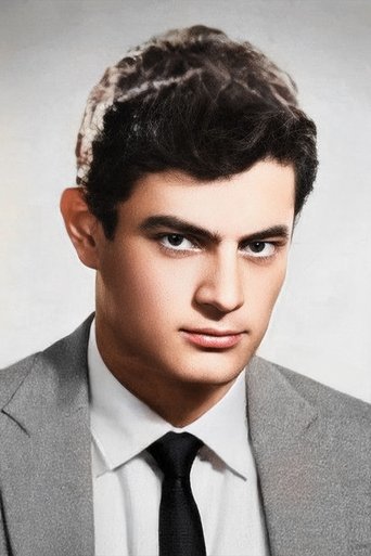 Tanju Gürsu hace el papel de Temel Ağa Tanju Gürsu