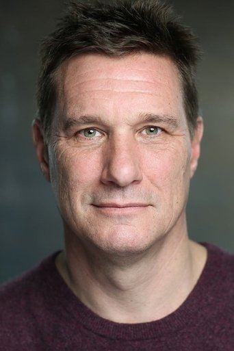 Alex Dee headshot