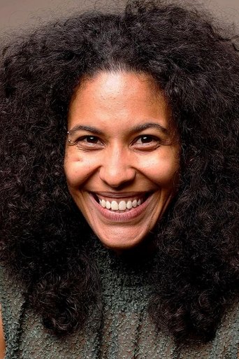 Isamara Castilho headshot