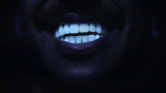 Des dents blanches... au rire jaune ! (2026)