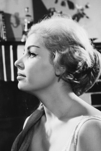 Nilüfer Sezer hace el papel de Dansöz Ümmü Nilüfer Sezer