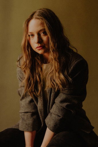 Mia Threapleton — photo 3