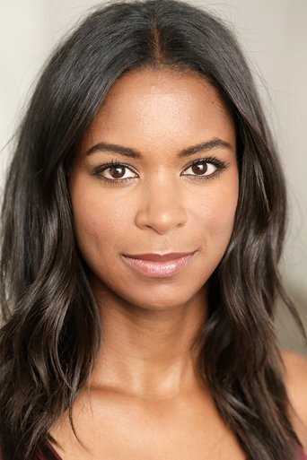 Caroline Harris headshot