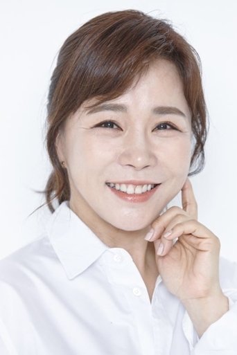 Dong Hyo-hee headshot