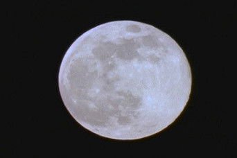 Aflevering 1 — To The Moon