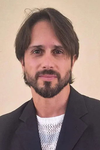 Maurício Ribeiro is Cris (Cristiano Pena)