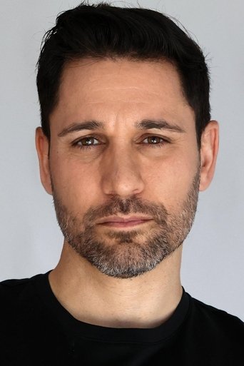 Mark Fantasia hace el papel de Dustin Mark Fantasia