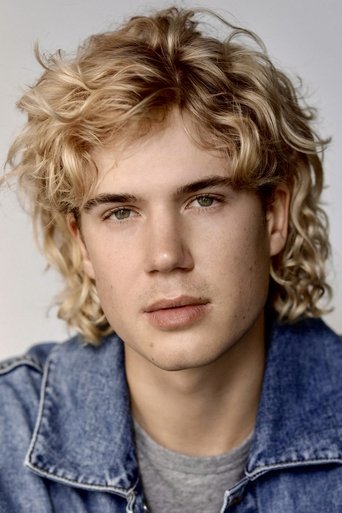 Jedd Sharp hace el papel de Noah Larson Jedd Sharp