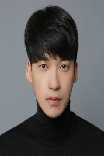 Kim Young Yong hace el papel de Yeong Min Kim Young Yong