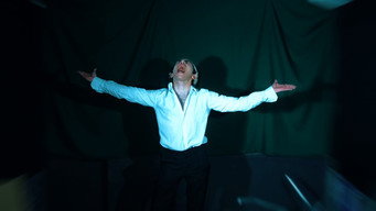 Escena 1 de CONTRATADO