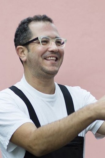 Paulo Patrício hace el papel de Stewardess Paulo Patrício