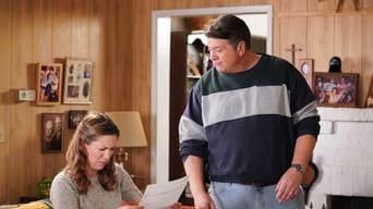 Cena de Uma Tornozeleira Eletrônica e Um Grande Banheiro Plástico