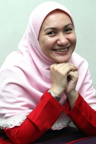 Professional headshot of Anneke Putri
