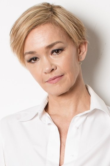 Professional headshot of Júlia Lemmertz